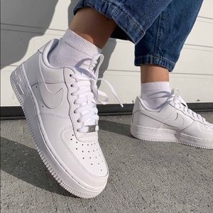 Nike Air Force 1 '07 triple white low